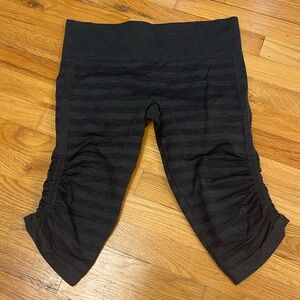 Lululemon Athletica Ruched Capri Leggings. Size 12. Striped Dark Gray EUC